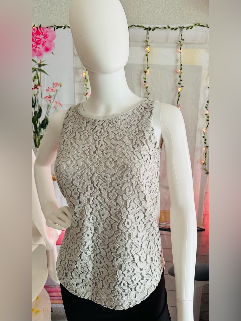 LOFT Petite Gray Floral Lace Sleeveless Tank Top